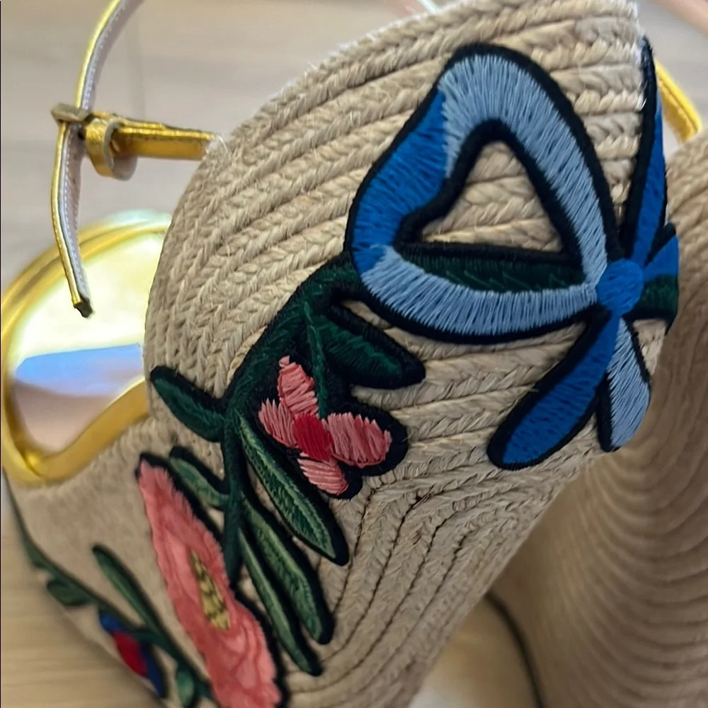 Gucci Gold Wedge Sandals with T-Strap Design Stitch Floral Size 42 - Picture 11 of 15